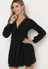 Born2be - Czarna Rozkloszowana Sukienka Mini z Głębokim Dekoltem Ozdobiona Marszczeniem i Guzikami Jerikan. Kolor: czarny. Długość rękawa: długi rękaw. Wzór: aplikacja. Długość: mini #5