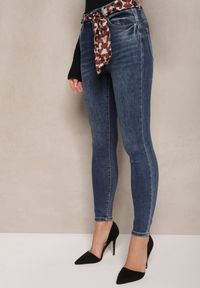 Renee - Niebieskie Jeansy Skinny z Efektem Push Up i Wiązanym Paskiem w Cętki Tenamia. Stan: podwyższony. Kolor: niebieski. Styl: elegancki, klasyczny