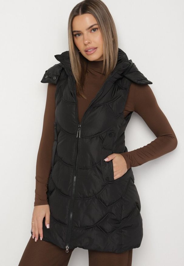 Born2be - Czarna Kamizelka z Odpinanym Kapturem Ozdobiona Pikowaniem Tulira. Okazja: na co dzień. Kolor: czarny. Materiał: jeans. Wzór: aplikacja. Styl: klasyczny, casual, elegancki