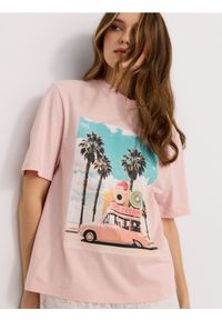 Sinsay - Bawełniana koszulka z wakacyjnym nadrukiem - różowy. Kolor: różowy. Materiał: bawełna. Wzór: nadruk. Styl: wakacyjny #1