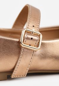 Born2be - Szampańskie Płaskie Balerinki Mary Jane z Kwadratowym Noskiem Saroma. Okazja: na co dzień. Zapięcie: pasek. Kolor: złoty. Materiał: jeans. Styl: casual, klasyczny, elegancki #8