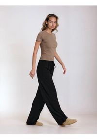 Sinsay - Spodnie straight leg - czarny. Kolor: czarny #1
