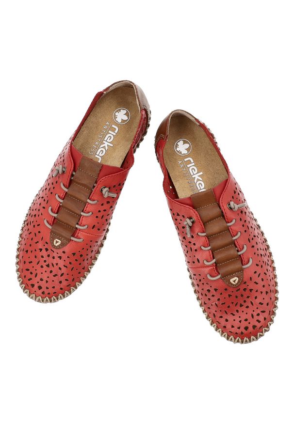Półbuty damskie Rieker, cholewka ze skóry naturalnej licowej z ażurową perforacją fason na płaskiej podeszwie, czerwone, M2856-33. Kolor: czerwony. Materiał: skóra. Szerokość cholewki: normalna. Wzór: ażurowy. Obcas: na płaskiej podeszwie
