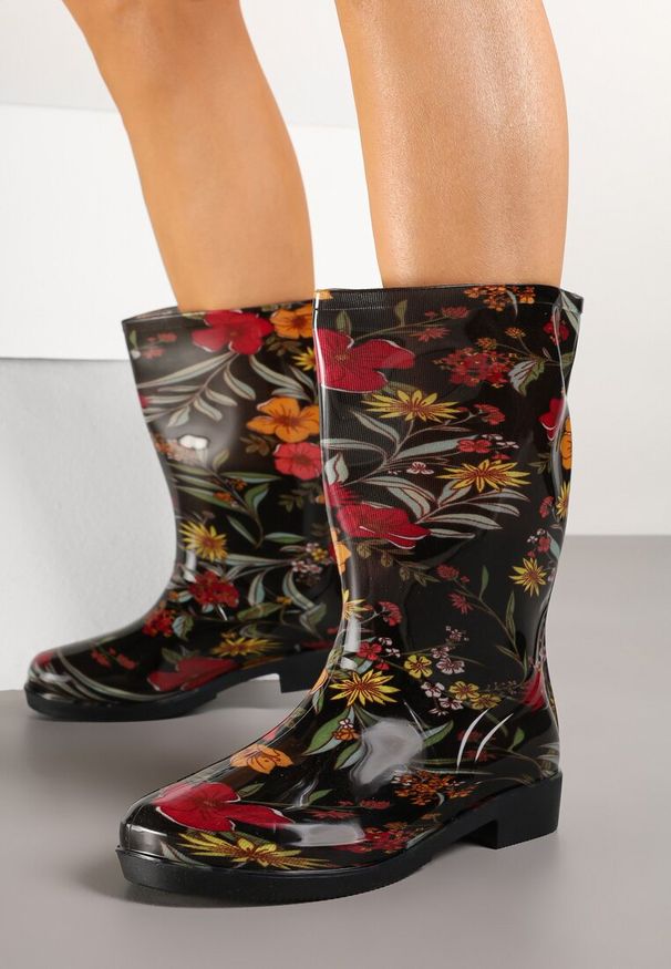 Renee - Czarno-Żółte Kalosze z Cholewką do Połowy Łydki w Kwiatowy Print Olinassa. Okazja: na co dzień, na spacer. Kolor: czarny. Materiał: jeans. Szerokość cholewki: normalna. Wzór: kwiaty, nadruk. Sezon: jesień. Obcas: na płaskiej podeszwie. Styl: casual