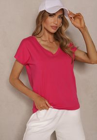 Renee - Fuksjowy T-shirt z Bawełny z Dekoltem w Serek Linithiela. Okazja: na co dzień. Typ kołnierza: dekolt w serek. Kolor: różowy. Materiał: bawełna. Styl: casual
