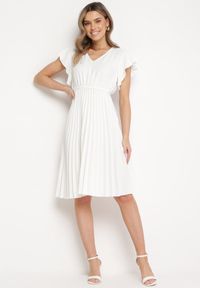 Born2be - Biała Sukienka Rozkloszowana Midi z Plisowanym Dołem Sabara. Okazja: na co dzień. Kolor: biały. Materiał: skóra. Styl: casual. Długość: midi #5