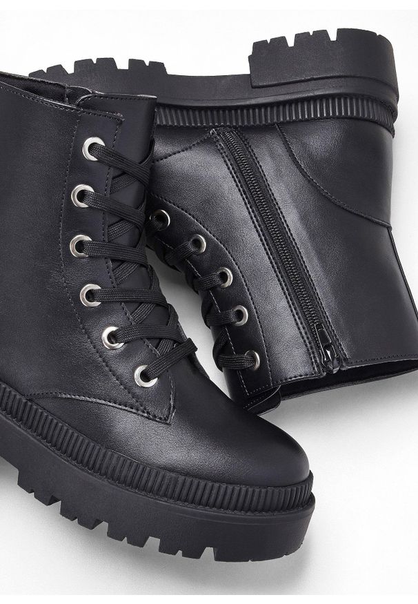 bonprix - Botki sznurowane na profilowanej podeszwie. Kolor: czarny