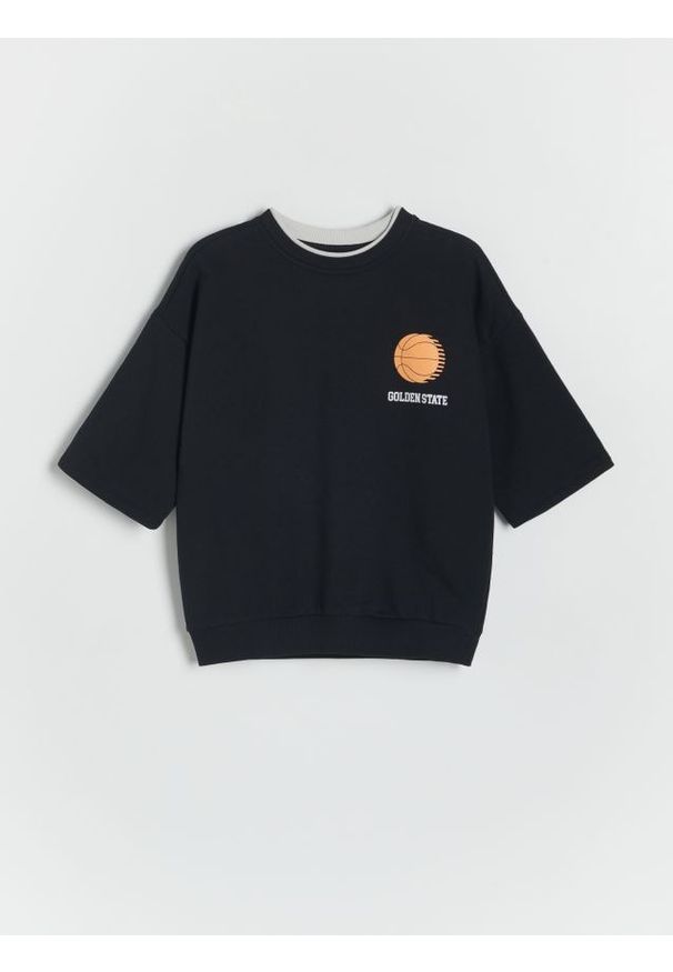 Reserved - Bluza oversize z nadrukiem - czarny. Kolor: czarny. Materiał: dzianina, bawełna. Wzór: nadruk