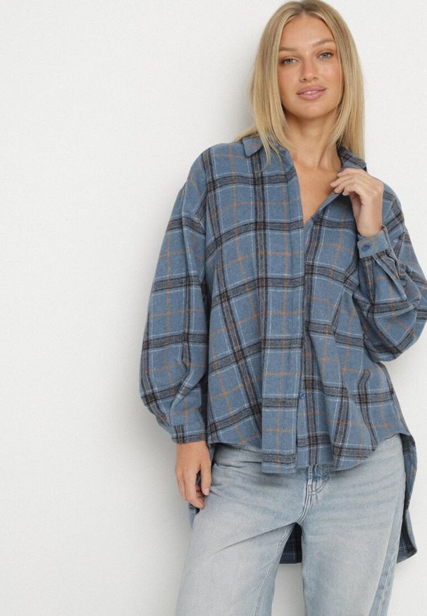 Born2be - Niebieska Koszula Oversize w Kratę z Przedłużonym Tyłem Sulicella. Okazja: na co dzień. Typ kołnierza: kołnierzyk klasyczny. Kolor: niebieski. Materiał: jeans, dzianina. Długość rękawa: długi rękaw. Długość: długie. Styl: klasyczny, casual
