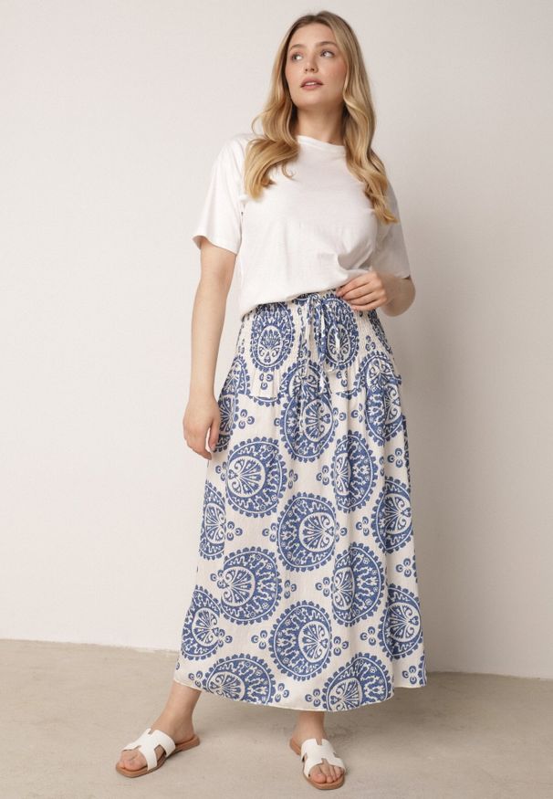 Born2be - Niebieska Rozkloszowana Spódnica z Wiskozy z Wysokim Stanem i Etnicznym Wzorem Ari. Okazja: do pracy, na co dzień, na spacer. Stan: podwyższony. Kolor: niebieski. Materiał: wiskoza. Wzór: aplikacja. Sezon: lato. Styl: casual