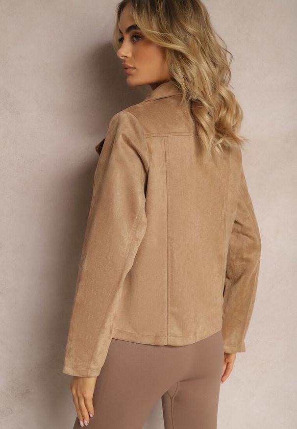Renee - Brązowa Asymetryczna Kurtka Ramoneska z Imitacji Zamszu Kmiya. Kolekcja: plus size. Kolor: brązowy. Materiał: zamsz