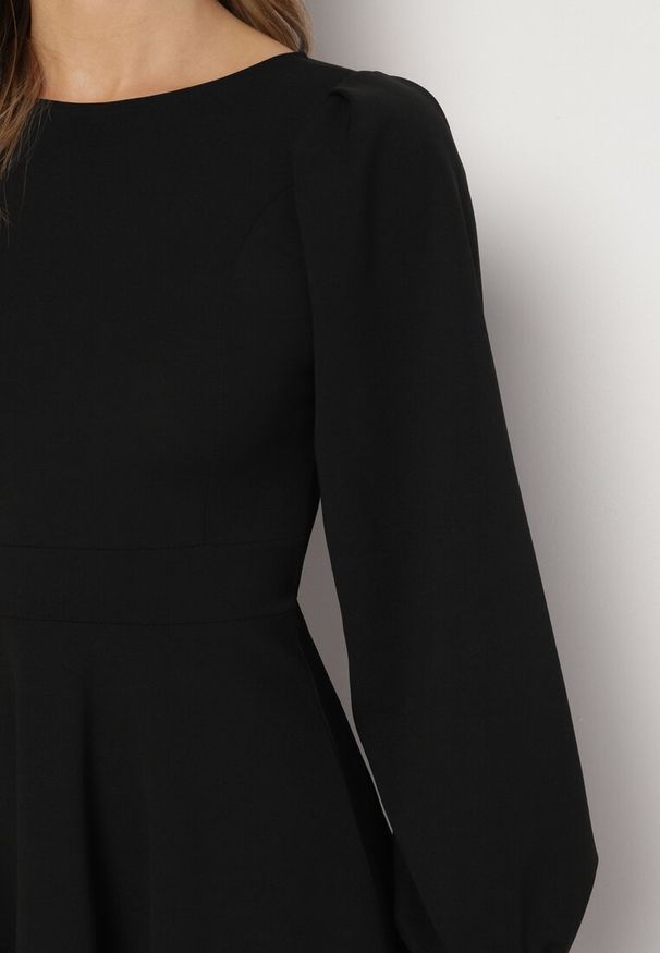 Born2be - Czarna Rozkloszowana Midi Sukienka z Eleganckimi Luźnymi Rękawami Samriddhi. Okazja: do pracy. Kolor: czarny. Typ sukienki: rozkloszowane. Styl: elegancki. Długość: midi