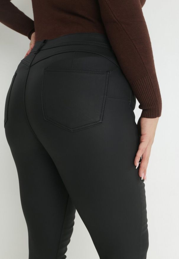 Born2be - Czarne Spodnie Push-Up z Imitacji Skóry Ocieplone Neco. Okazja: na co dzień. Kolekcja: plus size. Kolor: czarny. Materiał: skóra. Wzór: aplikacja. Sezon: zima, jesień. Styl: casual