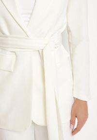 Born2be - Biała Marynarka Jednorzędowa z Wiązanym Paskiem Isabelline. Kolor: biały. Styl: elegancki