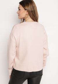 Born2be - Jasnoróżowy Sweter o Pudełkowym Kroju z Ozdobną Kieszonką Seaviraen. Okazja: do pracy, na co dzień. Kolor: różowy. Materiał: jeans. Długość rękawa: długi rękaw. Długość: długie. Styl: elegancki, casual