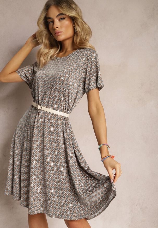 Renee - Zielono-Beżowa Sukienka Mini z Wiskozy z Rozkloszowanym Dołem Lontassa. Kolor: zielony. Materiał: wiskoza. Sezon: lato. Długość: mini