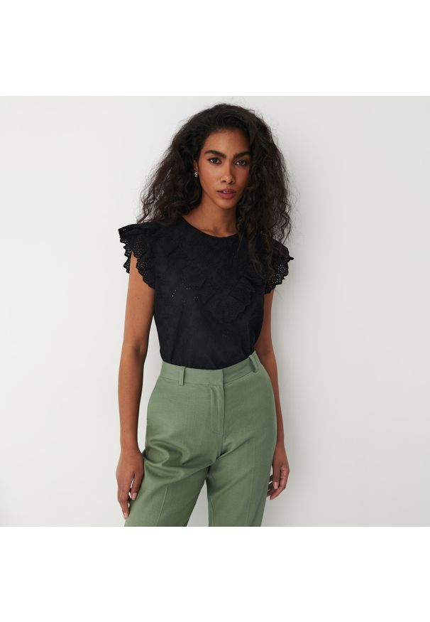 Mohito - Czarna ażurowa bluzka z bawełny - Czarny. Kolor: czarny. Materiał: bawełna. Wzór: ażurowy