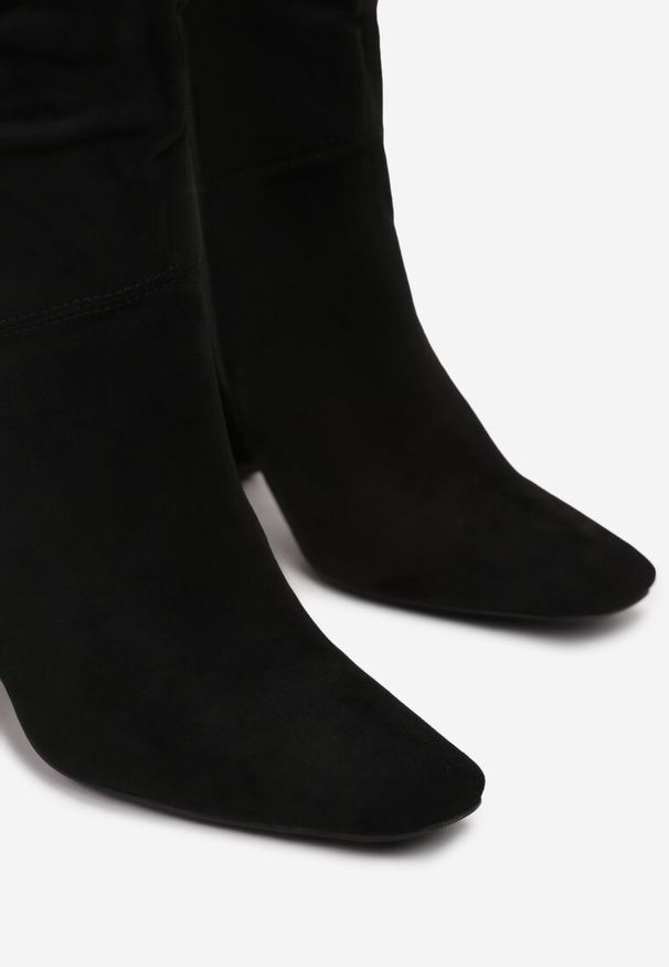 Renee - Czarne Kozaki Iargella. Zapięcie: zamek. Kolor: czarny. Szerokość cholewki: normalna. Sezon: wiosna, jesień. Obcas: na obcasie. Wysokość obcasa: średni