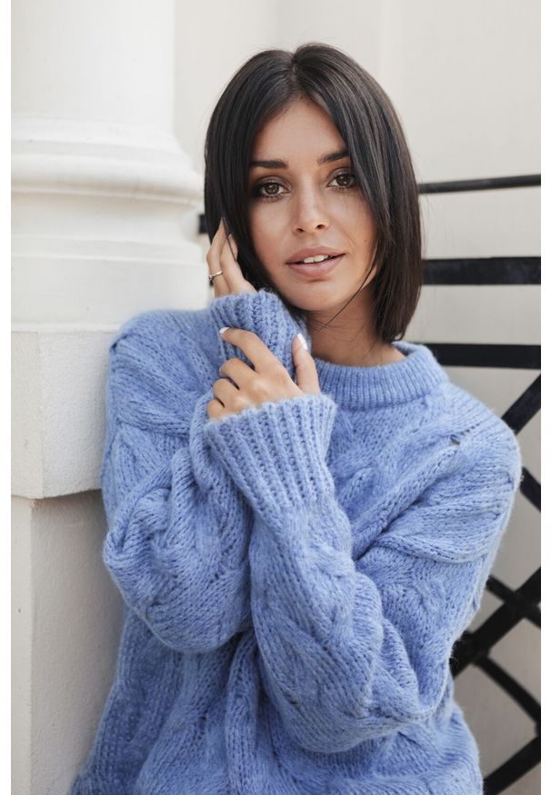 BE Knit - Sweter damski wełniany luźny fason ciepły puszysty niebieski. Kolekcja: plus size. Kolor: niebieski. Materiał: wełna. Długość rękawa: długi rękaw. Długość: długie. Wzór: ze splotem. Sezon: zima, jesień. Styl: klasyczny