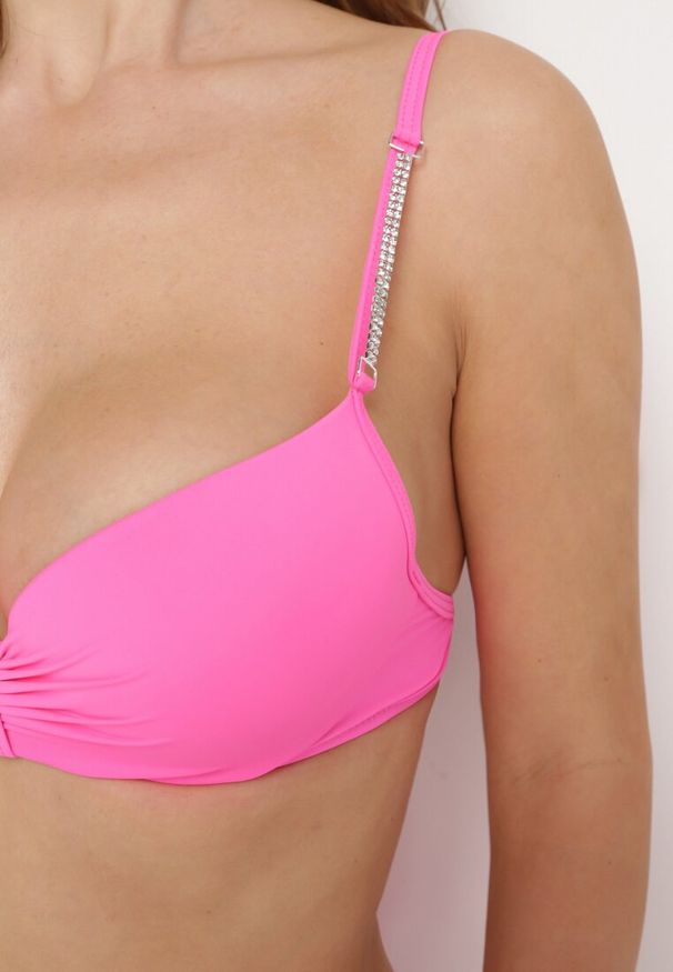 Born2be - Różowe Bikini Góra z Regulowanymi Ramiączkami Ozdobionymi Cyrkoniami z Elastycznym Dołem w Zestawie Spodenki Kąpielowe z Gumką w Pasie Quilalia. Kolor: różowy. Wzór: aplikacja