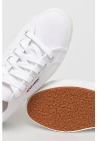 Superga - Tenisówki. Nosek buta: okrągły. Zapięcie: sznurówki. Kolor: biały. Materiał: guma. Obcas: na platformie