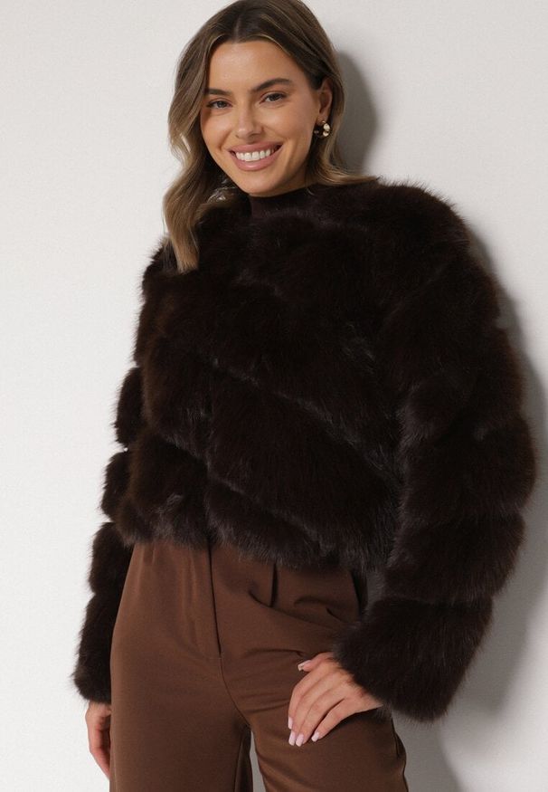 Born2be - Brązowa Krótka Kurtka z Futerkiem na Haftki Loreinda. Okazja: na co dzień. Kolor: brązowy. Materiał: futro. Długość: krótkie. Styl: casual, elegancki