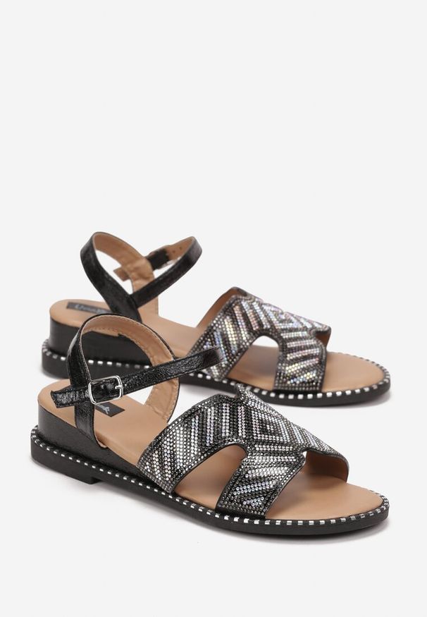 Renee - Czarne Sandały na Niskim Koturnie z Paskiem z Cyrkoniami Kyland. Okazja: na co dzień. Zapięcie: pasek. Kolor: czarny. Obcas: na koturnie. Styl: boho, casual