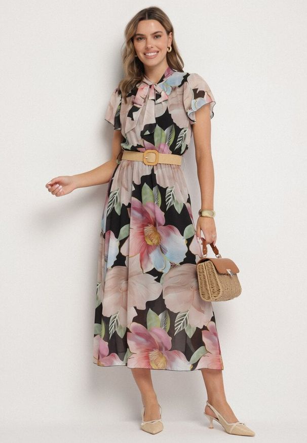 Born2be - Czarna Sukienka o Rozkloszowanym Kroju z Wiązaniem przy Dekolcie i Paskiem Sorilina. Okazja: na co dzień. Kolor: czarny. Długość rękawa: krótki rękaw. Wzór: kwiaty. Styl: casual, elegancki