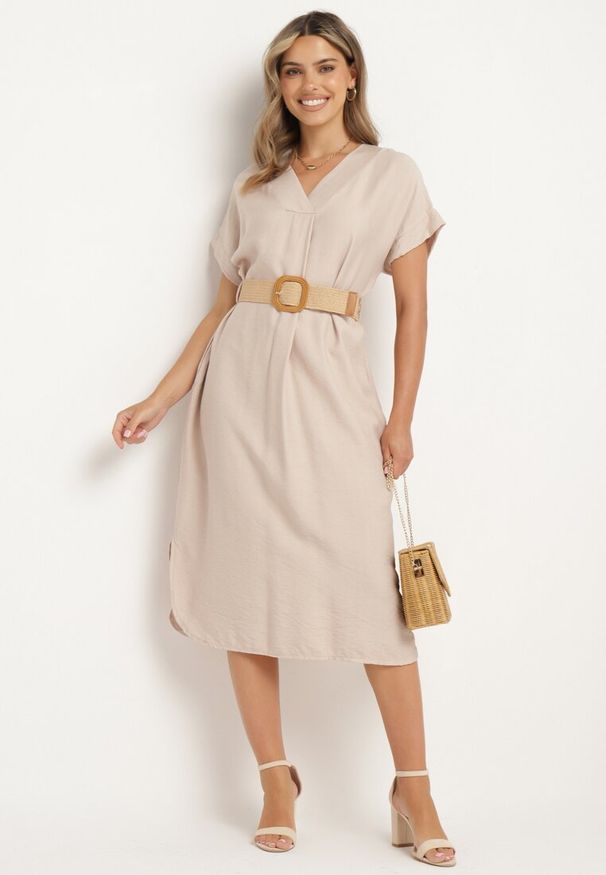 Born2be - Jasnobeżowa Wiskozowa Sukienka z Paskiem Ozdobionym Plecionką i Klamrą Mlevena. Typ kołnierza: dekolt w kształcie V. Kolekcja: plus size. Kolor: beżowy. Materiał: wiskoza. Długość rękawa: krótki rękaw. Wzór: aplikacja. Typ sukienki: dla puszystych. Styl: elegancki
