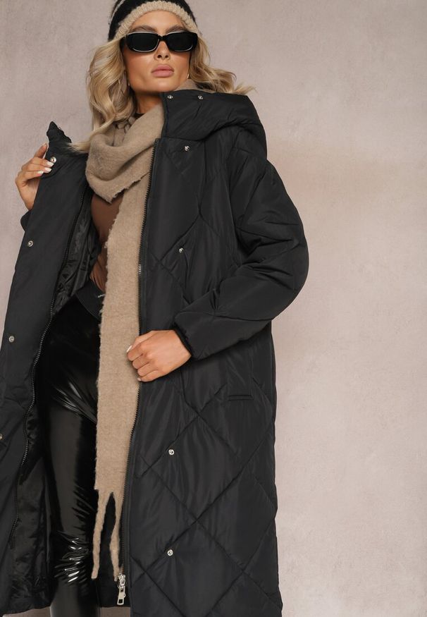 Renee - Czarna Pikowana Kurtka Płaszcz za Kolano z Kapturem Kinassan. Typ kołnierza: kaptur. Kolor: czarny. Wzór: geometria