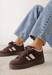 Renee - Brązowe Sneakersy Basic z Paskami na Boku Adila. Okazja: na co dzień. Zapięcie: pasek. Kolor: brązowy. Materiał: jeans. Wzór: paski. Obcas: na płaskiej podeszwie #2