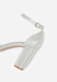 Renee - Srebrne Czółenka na Słupku z Cyrkoniami i Brokatem Myriani. Zapięcie: sprzączka. Kolor: srebrny. Materiał: jeans. Obcas: na słupku. Styl: elegancki #8