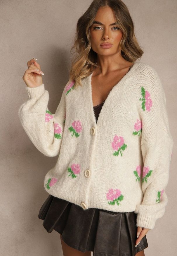 Renee - Jasnobeżowy Oversizowy Kardigan z Dodatkiem Wełny w Kwiaty Nelenesa. Okazja: na randkę, na co dzień. Typ kołnierza: dekolt w serek. Kolor: beżowy. Materiał: wełna. Długość: długie. Wzór: kwiaty. Styl: elegancki, casual