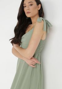 Born2be - Zielona Rozkloszowana Sukienka na Wiązanych Ramiączkach z Rozcięciem Kalora. Kolor: zielony. Materiał: tkanina. Długość rękawa: na ramiączkach. Wzór: gładki. Długość: maxi #2