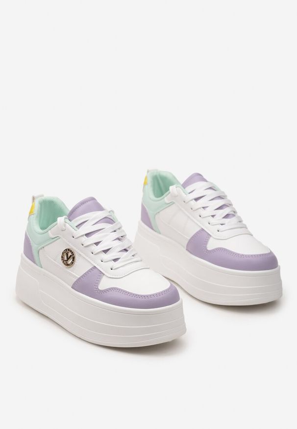 Born2be - Biało-Fioletowe Sneakersy na Platformie z Metalową Ozdobą Trionna. Kolor: biały. Wzór: aplikacja. Obcas: na platformie