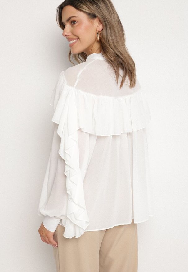 Born2be - Biała Wiskozowa Bluzka Zdobiona Wiązaniem i Falbanami z Transparentną Wstawką Filomia. Okazja: na co dzień. Kolor: biały. Materiał: wiskoza. Długość rękawa: długi rękaw. Długość: długie. Wzór: aplikacja. Styl: casual, elegancki