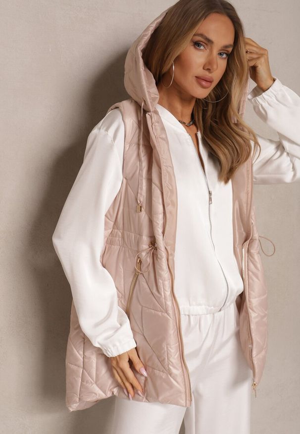 Renee - Różowa Kamizelka z Lekkim Pikowaniem i Kapturem Nieodpinanym Lisarivia. Okazja: na co dzień. Kolor: różowy. Materiał: jeans. Styl: klasyczny, elegancki, casual
