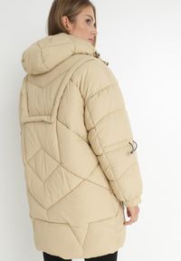 Born2be - Beżowa Kurtka Pikowana Kilha. Okazja: na co dzień. Kolor: beżowy. Materiał: wełna, guma. Długość: długie. Wzór: aplikacja. Sezon: zima. Styl: casual #4