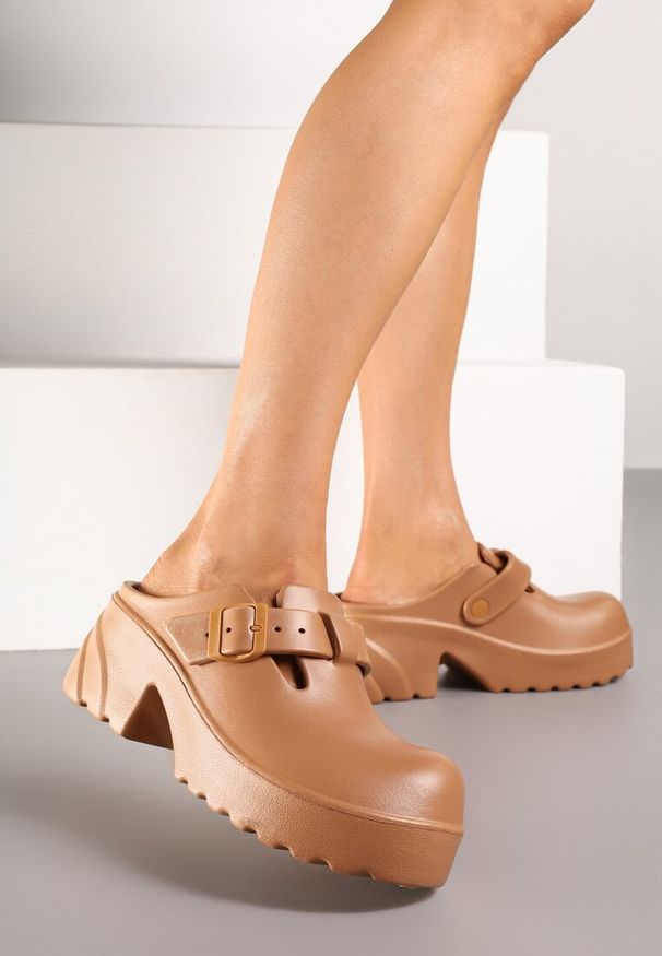 Born2be - Jasnobrązowe Klapki na Grubej Podeszwie z Klamrą Ralunella. Okazja: na co dzień, na spacer. Kolor: brązowy. Materiał: dresówka. Styl: klasyczny, elegancki, casual