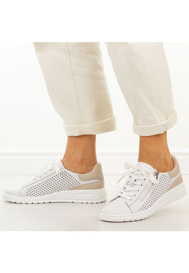 Białe skórzane półbuty damskie Cambell 19403. Okazja: na co dzień. Zapięcie: sznurówki. Kolor: biały. Materiał: skóra. Szerokość cholewki: normalna. Wzór: ażurowy. Sezon: wiosna, jesień, lato. Styl: casual, elegancki, klasyczny