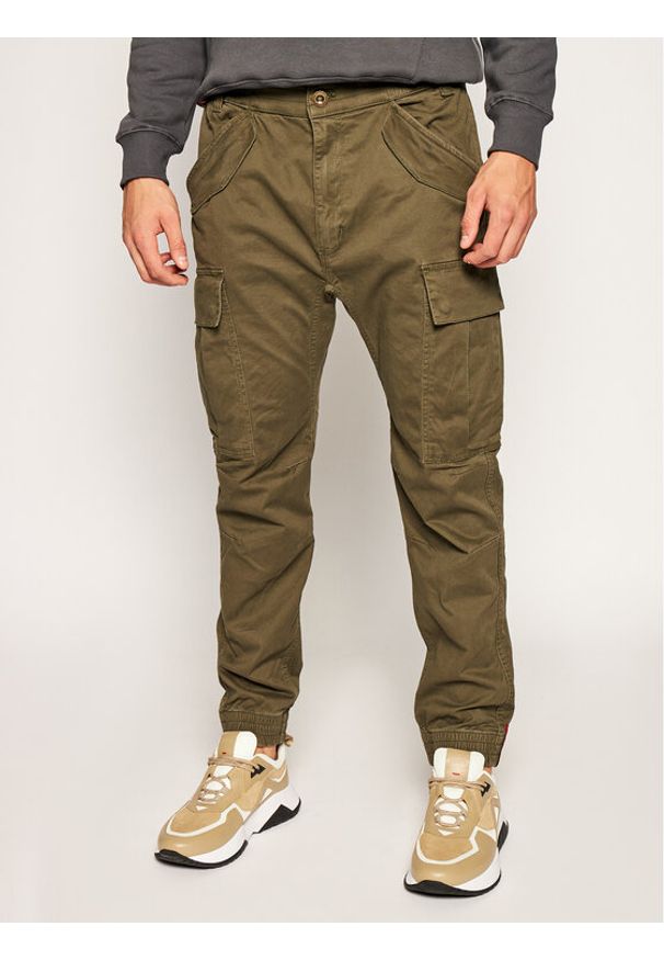 Alpha Industries Joggery Airman 188201 Zielony Tapered Fit. Kolor: zielony. Materiał: bawełna