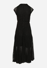 Born2be - Czarna Rozkloszowana Sukienka z Ażurowym Wzorem i Paskiem Galindella. Kolor: czarny. Wzór: ażurowy. Styl: klasyczny #2