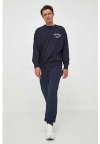 TOMMY HILFIGER - Tommy Hilfiger bluza męska kolor granatowy z aplikacją. Kolor: niebieski. Materiał: bawełna. Wzór: aplikacja. Styl: klasyczny #3