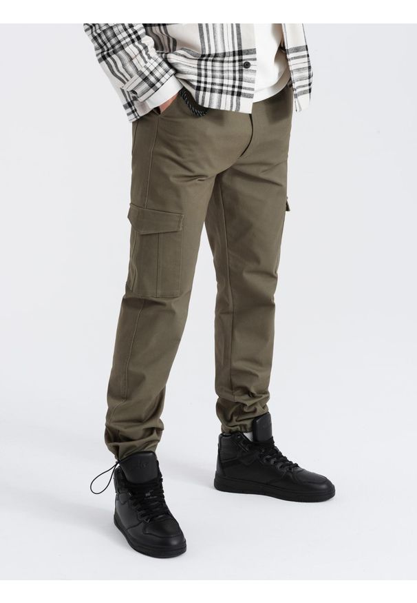 Ombre Clothing - Spodnie męskie z kieszeniami cargo i ściągaczem na dole nogawki - ciemnooliwkowe V1 OM-PACG-0189 - XXL. Kolor: oliwkowy. Materiał: bawełna, elastan