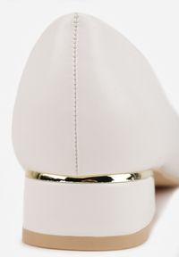 Born2be - Białe Czółenka Vices na Obcasie ze Skórzaną Wkładką Asvanis. Okazja: na co dzień. Kolor: biały. Materiał: skóra. Obcas: na obcasie. Styl: casual, elegancki, klasyczny. Wysokość obcasa: średni #4