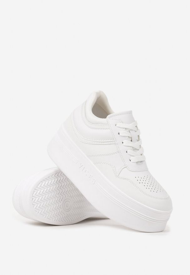 Renee - Białe Sneakersy Vices na Platformie z Tłoczonym Napisem ze Sznurowaniem Eanneth. Okazja: na co dzień, na spacer. Kolor: biały. Wzór: napisy. Obcas: na platformie. Sport: turystyka piesza