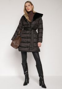 Born2be - Czarna Długa Kurtka Ozdobiona Pikowaniem z Nieodpinanym Kapturem i Paskiem Lidaveia. Okazja: na co dzień. Kolor: czarny. Materiał: jeans. Długość: długie. Wzór: aplikacja. Styl: klasyczny, casual, elegancki #3