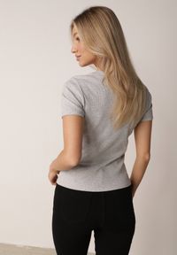 Born2be - Szary Dopasowany T-shirt z Prążkowanej Tkaniny z Bawełny Acalenos. Okazja: na co dzień. Kolor: szary. Materiał: prążkowany, bawełna, tkanina. Sezon: lato. Styl: casual, klasyczny, elegancki #7