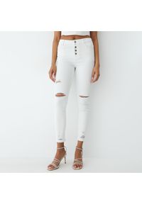 Mohito - Jeansy skinny z przetarciami Eco Aware - Biały. Kolor: biały #1