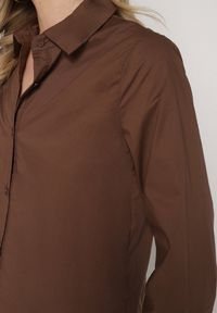 Born2be - Brązowa Bawełniana Koszula o Klasycznym Kroju Liadovia. Okazja: na co dzień. Typ kołnierza: kołnierzyk klasyczny. Kolor: brązowy. Materiał: bawełna. Styl: klasyczny #2